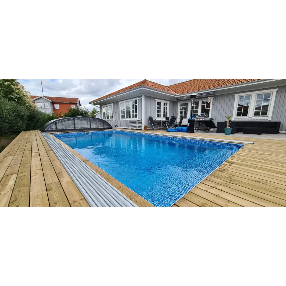 Injorden pool med blå mosaik, silverkant och trädäck. Thermopool Standard